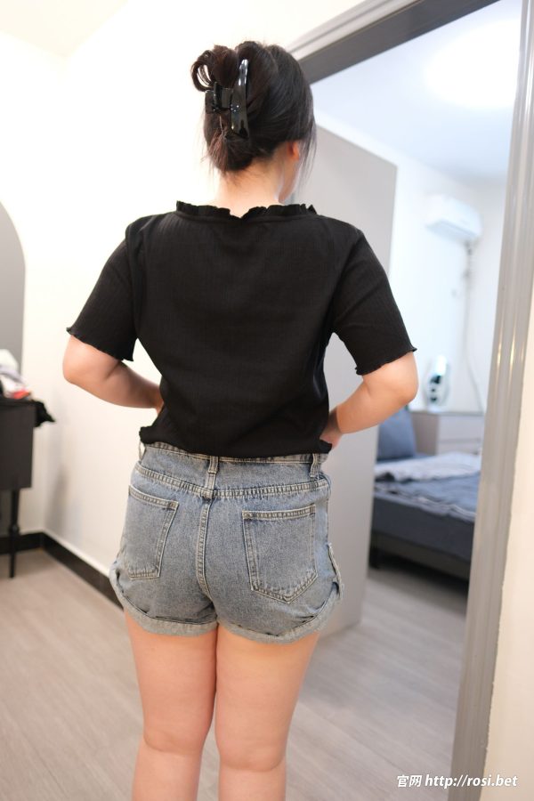 [ROSI美女图]2025.10.29 NO.5077-慕色阁
