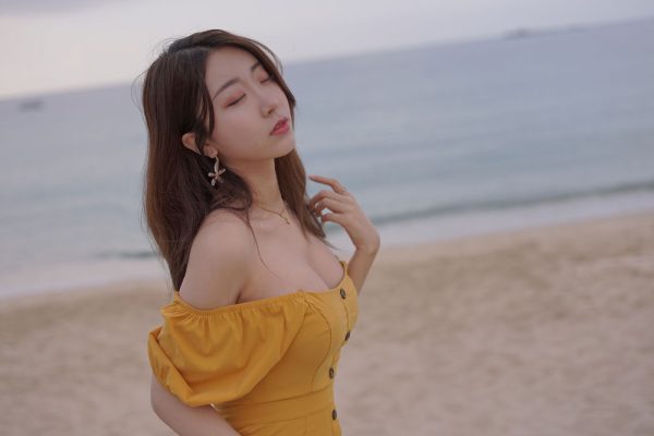 No.051-海岛之旅真爱版 – 黄色连衣裙 [19P]-慕色阁